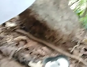 जंगल मे  झाड़ी औ के बिच पिषाप करने का आलग ही मजा है। और चुत के बाल निकालनेका