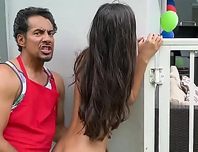 Encuentra a su hija teniendo sexo le roba el novio a su mam�