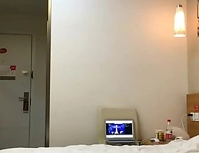 正和妈妈打电话被强行扯掉裤子操,干的太狠把美女真操哭了说：痛,干的我肚子都痛,你做女人试试 预览视频 (Trailers)
