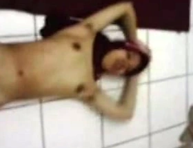 indonesian- cewek jilbab striptease 2