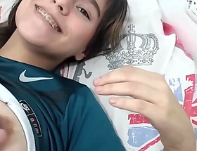 Encuentro a mi hermanastra con mi ropa puesta y se la quito hasta terminar follandomela - Historia completa