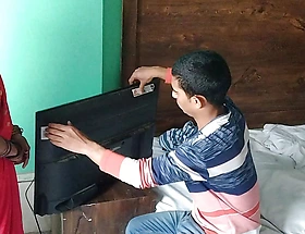TV mechanic ne madam ko ghar me easy ki service diya aur  paise bhi nhi liye